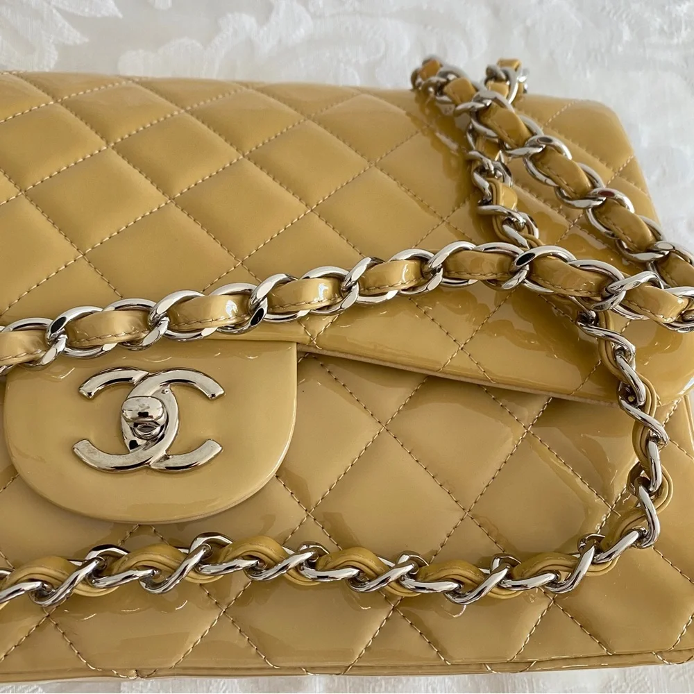 CHANEL Timeless Jumbo double flap shoulder bag in beige yellow patent le…